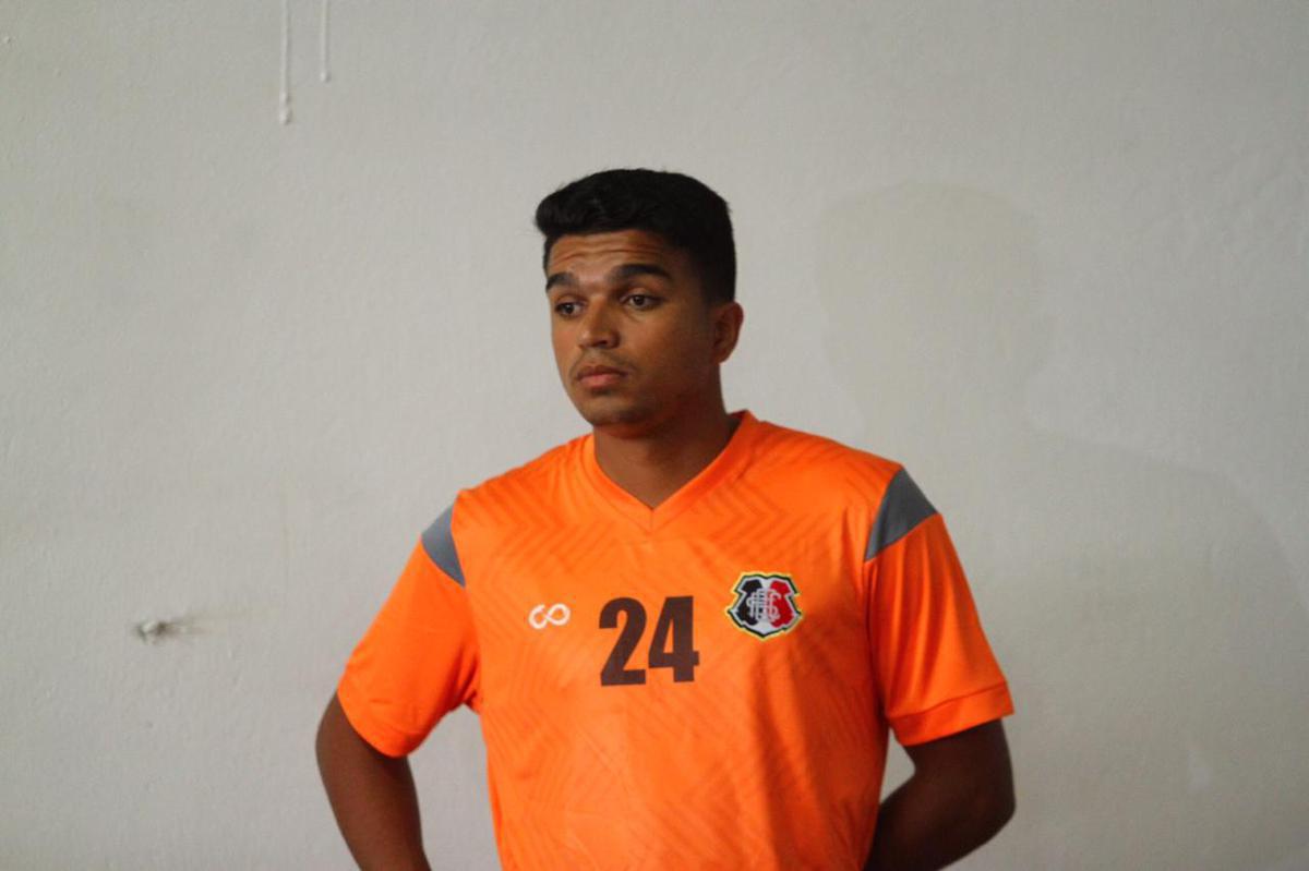 A reapresentao do elenco contou com o goleiro Carlos Miguel, ex-Internacional, o meia Diogo, ex-Atltico-AC e o volante Jlio Romo, ex-Ponte Preta, todos novidades para o elenco Tricolor de 2020 