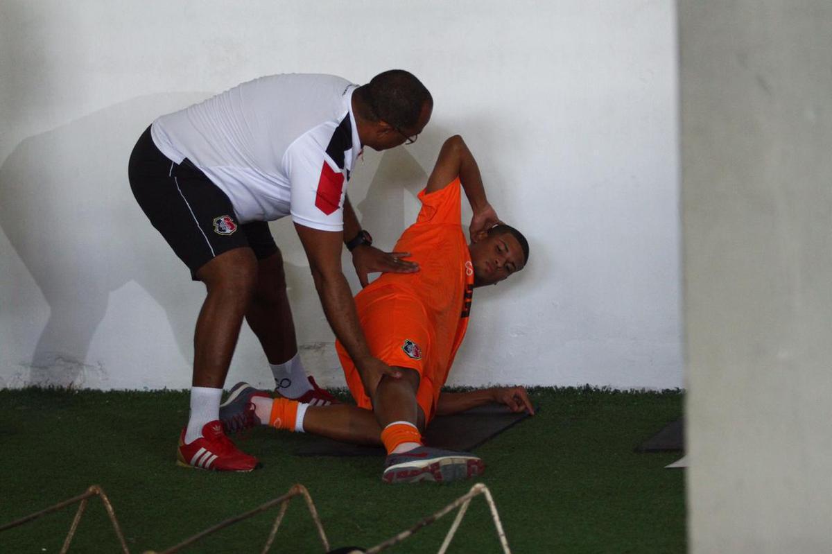 A reapresentao do elenco contou com o goleiro Carlos Miguel, ex-Internacional, o meia Diogo, ex-Atltico-AC e o volante Jlio Romo, ex-Ponte Preta, todos novidades para o elenco Tricolor de 2020 