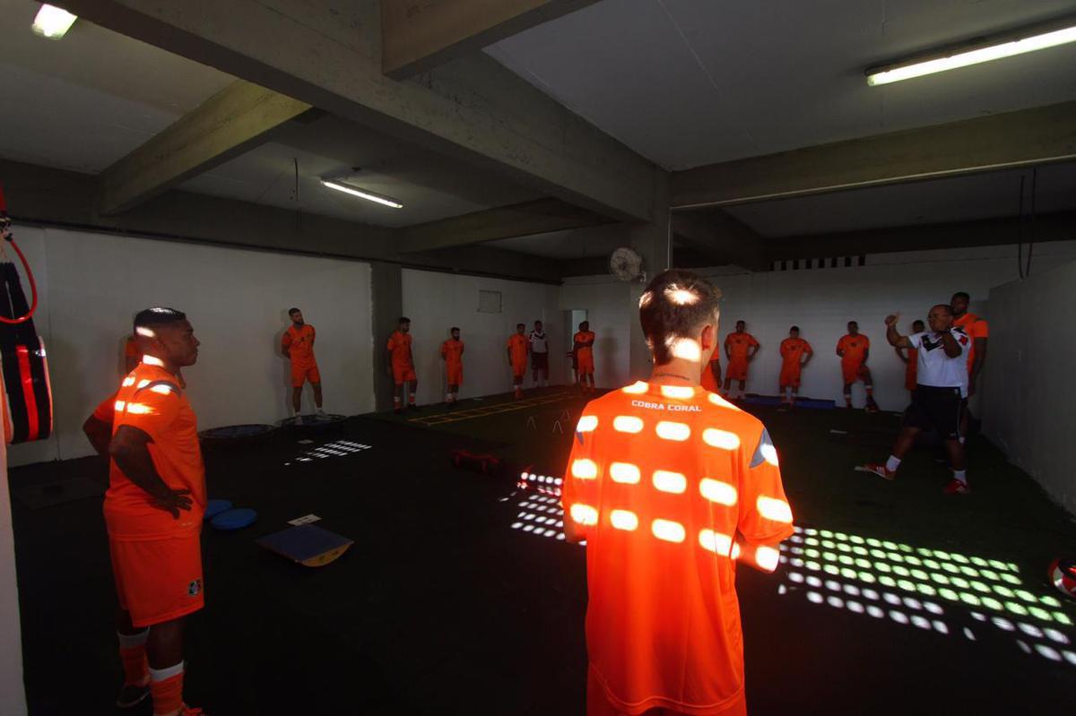 A reapresentao do elenco contou com o goleiro Carlos Miguel, ex-Internacional, o meia Diogo, ex-Atltico-AC e o volante Jlio Romo, ex-Ponte Preta, todos novidades para o elenco Tricolor de 2020 