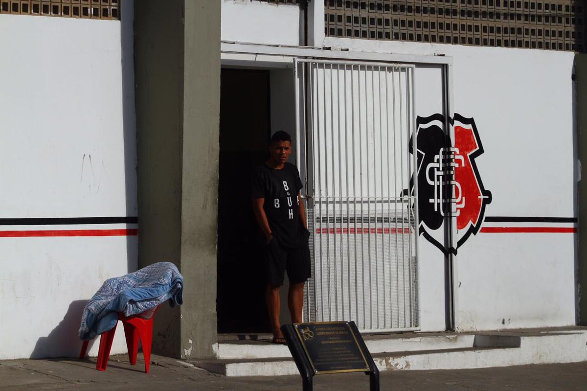 A reapresentao do elenco contou com o goleiro Carlos Miguel, ex-Internacional, o meia Diogo, ex-Atltico-AC e o volante Jlio Romo, ex-Ponte Preta, todos novidades para o elenco Tricolor de 2020 
