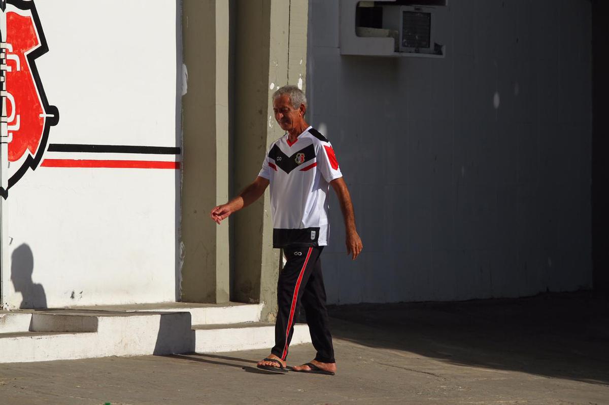 A reapresentao do elenco contou com o goleiro Carlos Miguel, ex-Internacional, o meia Diogo, ex-Atltico-AC e o volante Jlio Romo, ex-Ponte Preta, todos novidades para o elenco Tricolor de 2020 