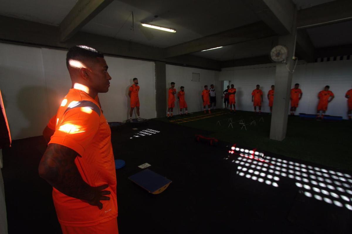 A reapresentao do elenco contou com o goleiro Carlos Miguel, ex-Internacional, o meia Diogo, ex-Atltico-AC e o volante Jlio Romo, ex-Ponte Preta, todos novidades para o elenco Tricolor de 2020 