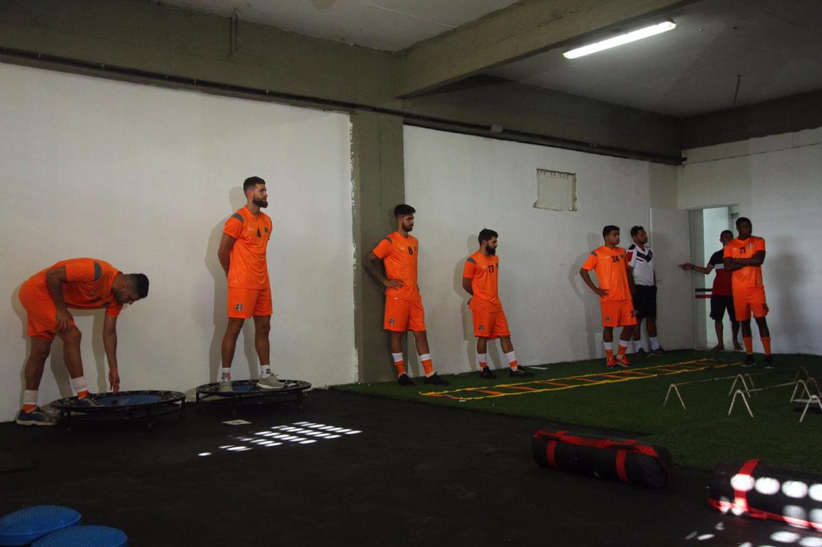 A reapresentao do elenco contou com o goleiro Carlos Miguel, ex-Internacional, o meia Diogo, ex-Atltico-AC e o volante Jlio Romo, ex-Ponte Preta, todos novidades para o elenco Tricolor de 2020 