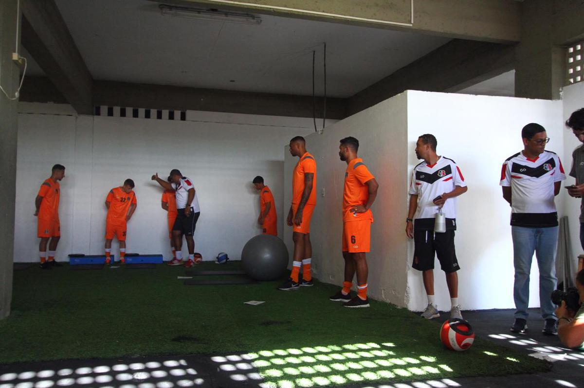 A reapresentao do elenco contou com o goleiro Carlos Miguel, ex-Internacional, o meia Diogo, ex-Atltico-AC e o volante Jlio Romo, ex-Ponte Preta, todos novidades para o elenco Tricolor de 2020 