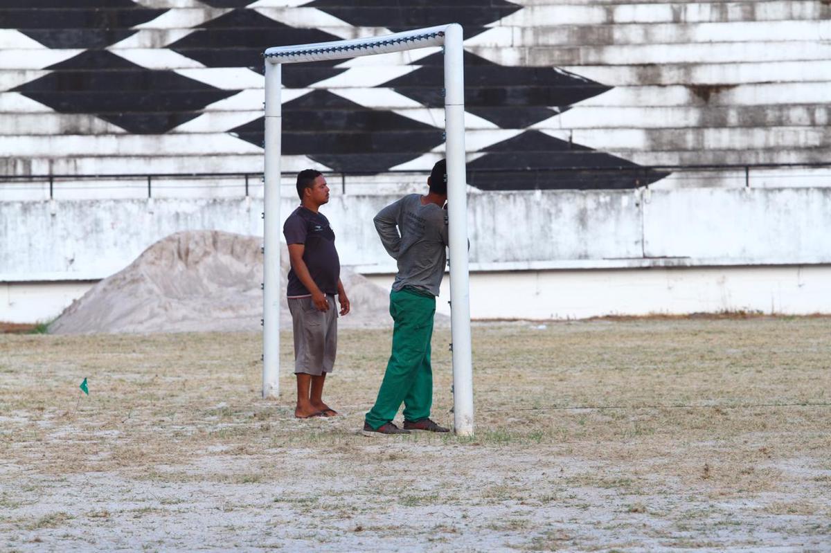 Grama nova foi plantada no ltimo ms, em novembro, e j brotou, mas a aparncia, at o momento,  de folhas ainda secas