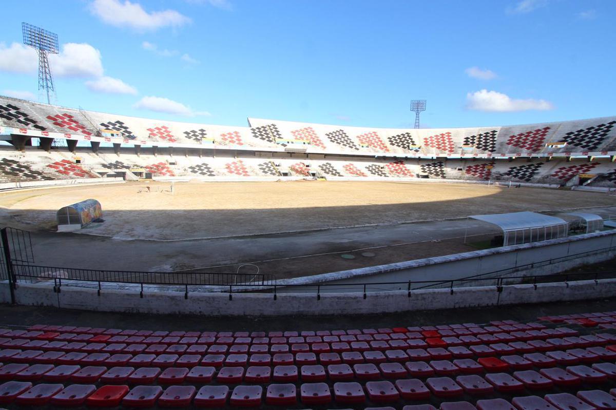 Grama nova foi plantada no ltimo ms, em novembro, e j brotou, mas a aparncia, at o momento,  de folhas ainda secas