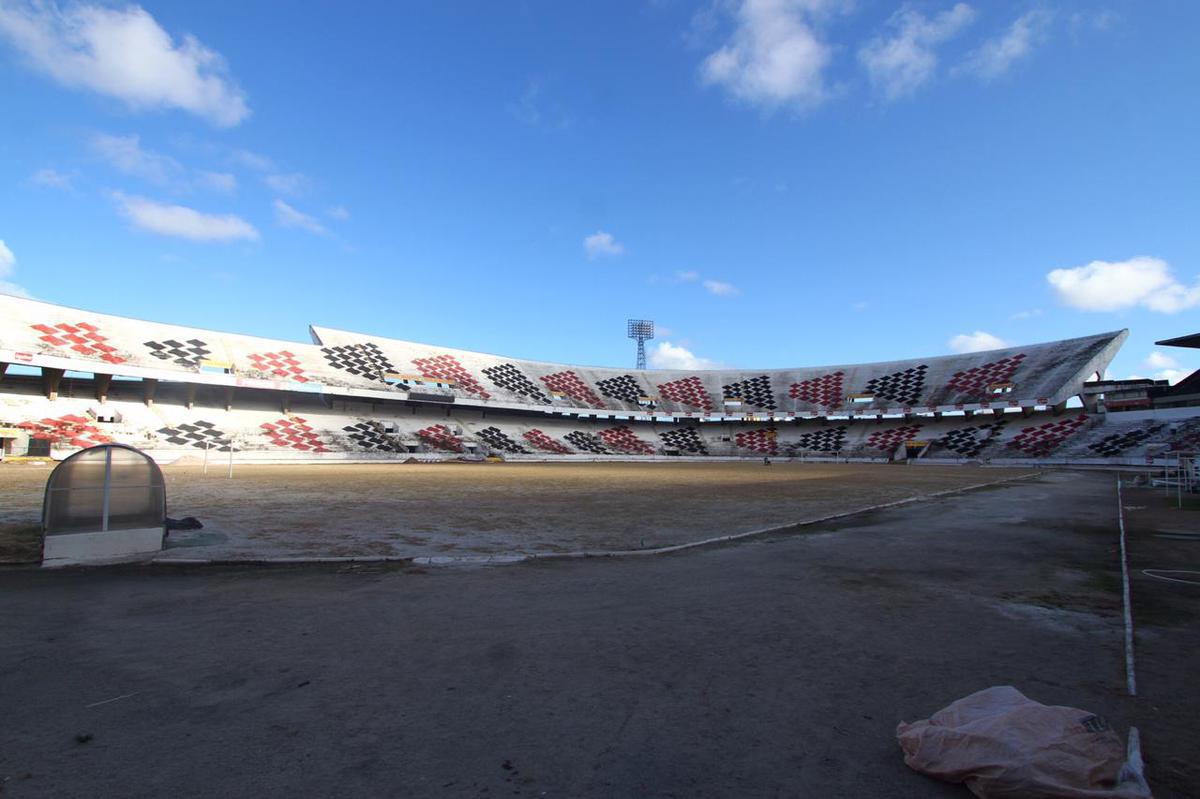Grama nova foi plantada no ltimo ms, em novembro, e j brotou, mas a aparncia, at o momento,  de folhas ainda secas