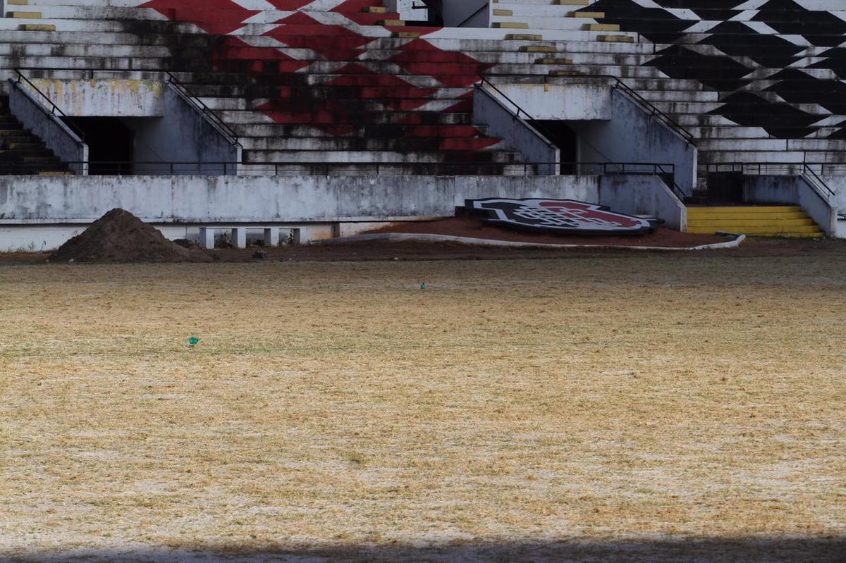 Grama nova foi plantada no ltimo ms, em novembro, e j brotou, mas a aparncia, at o momento,  de folhas ainda secas
