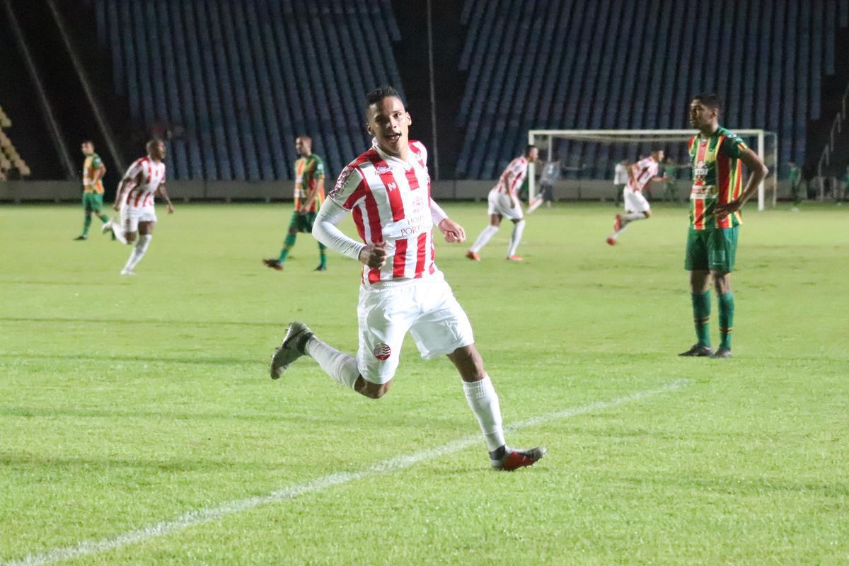 Thiago marcou o segundo gol na vitria do Nutico, por 2 a 0, diante do Sampaio Corra, em disputa da Srie C do Campeonato Brasileiro
