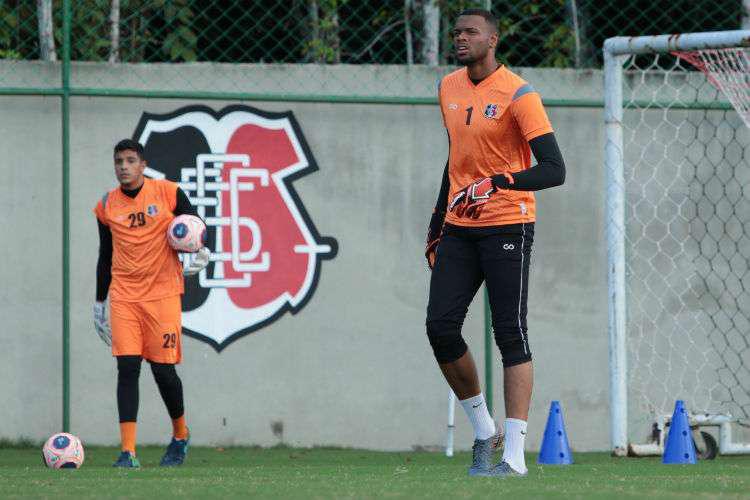 Carlos Miguel - Promessa da base do Internacional, o 'gigante' chegou ao Arruda com a meta de repetir a experi�ncia bem sucedida do jovem Anderson, destaque da temporada de 2019 no Tricolor. Mas com Carlos Miguel n�o foi bem assim. O goleiro n�o disputou nenhum jogo sequer no Santa Cruz - oficial ou amistoso. Inclusive n�o teve registro publicado no Boletim Informativo Di�rio da CBF.