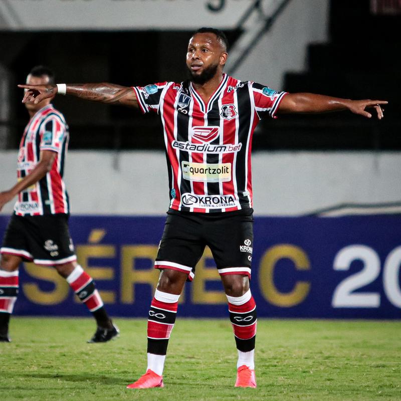 Chiquinho - � tratado como o %u2018coringa%u2019 no time do t�cnico Itamar Sch�lle. O lateral chegou no Arruda, mas demorou a jogar porque estava se condicionando fisicamente. Por�m, quando entrou em campo, agarrou a titularidade no meio - posi��o em que � utilizado pelo treinador. No per�odo p�s-parada, Chiquinho sofreu com uma les�o e foi desfalque por mais de um m�s. Quando retornou na �ltima ter�a, no jogo contra o Treze, foi o nome do duelo, com um gol e a assist�ncia para o p�nalti que resultou no gol da virada. O meia disputou seis confrontos e marcou uma vez