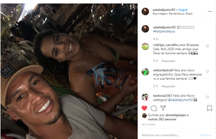 Na praia de Boa Viagem, o atacante Salatiel, que foi o primeiro refor�o anunciado pelo N�utico para temporada deste ano, curte os primeiros instantes do ano