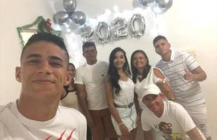 Em sua cidade de origem, o zagueiro Camutanga comemorou o in�cio de 2020, ao lado da fam�lia 