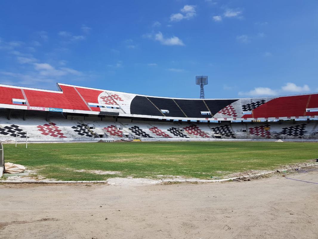 Estdio do Arruda vem passando por pintura na arquibancada, manuteno do gramado e construo de 'calada de concreto' ao redor do campo