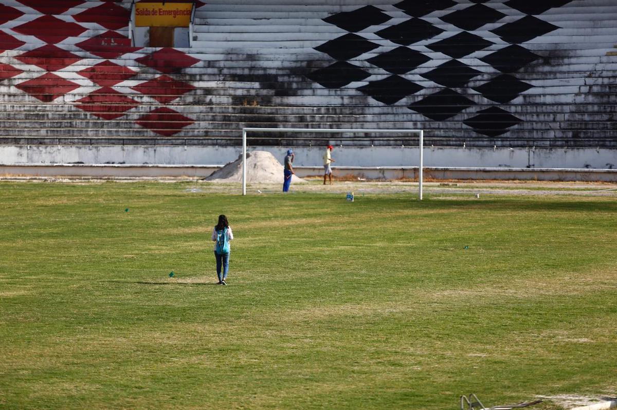 Previso  de que todas as reformas destes setores sejam concludas antes da estreia do Santa Cruz pelo Campeonato Pernambucano, marcada para o dia 18 de janeiro, contra o Petrolina. Reformas dos vestirios, campo e arquibancadas esto sendo bancadas pelo Executivo coral, ao custo de R$500 mil. 