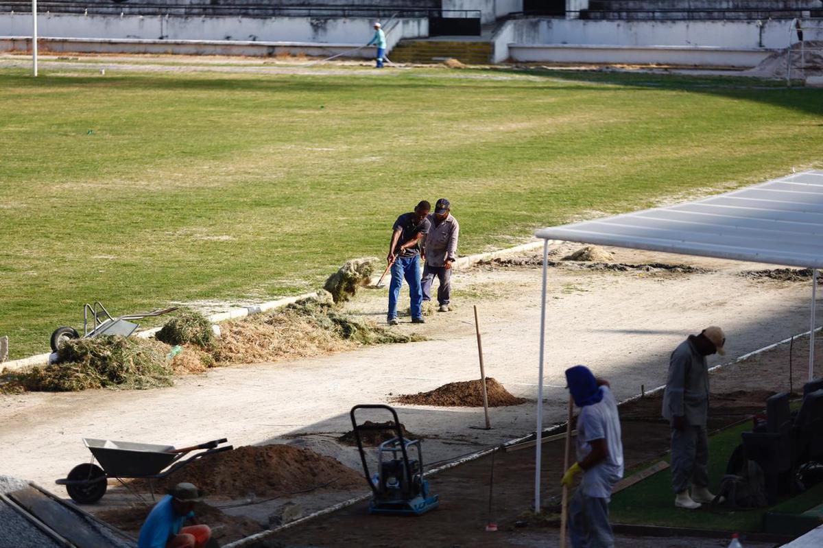 Previso  de que todas as reformas destes setores sejam concludas antes da estreia do Santa Cruz pelo Campeonato Pernambucano, marcada para o dia 18 de janeiro, contra o Petrolina. Reformas dos vestirios, campo e arquibancadas esto sendo bancadas pelo Executivo coral, ao custo de R$500 mil. 