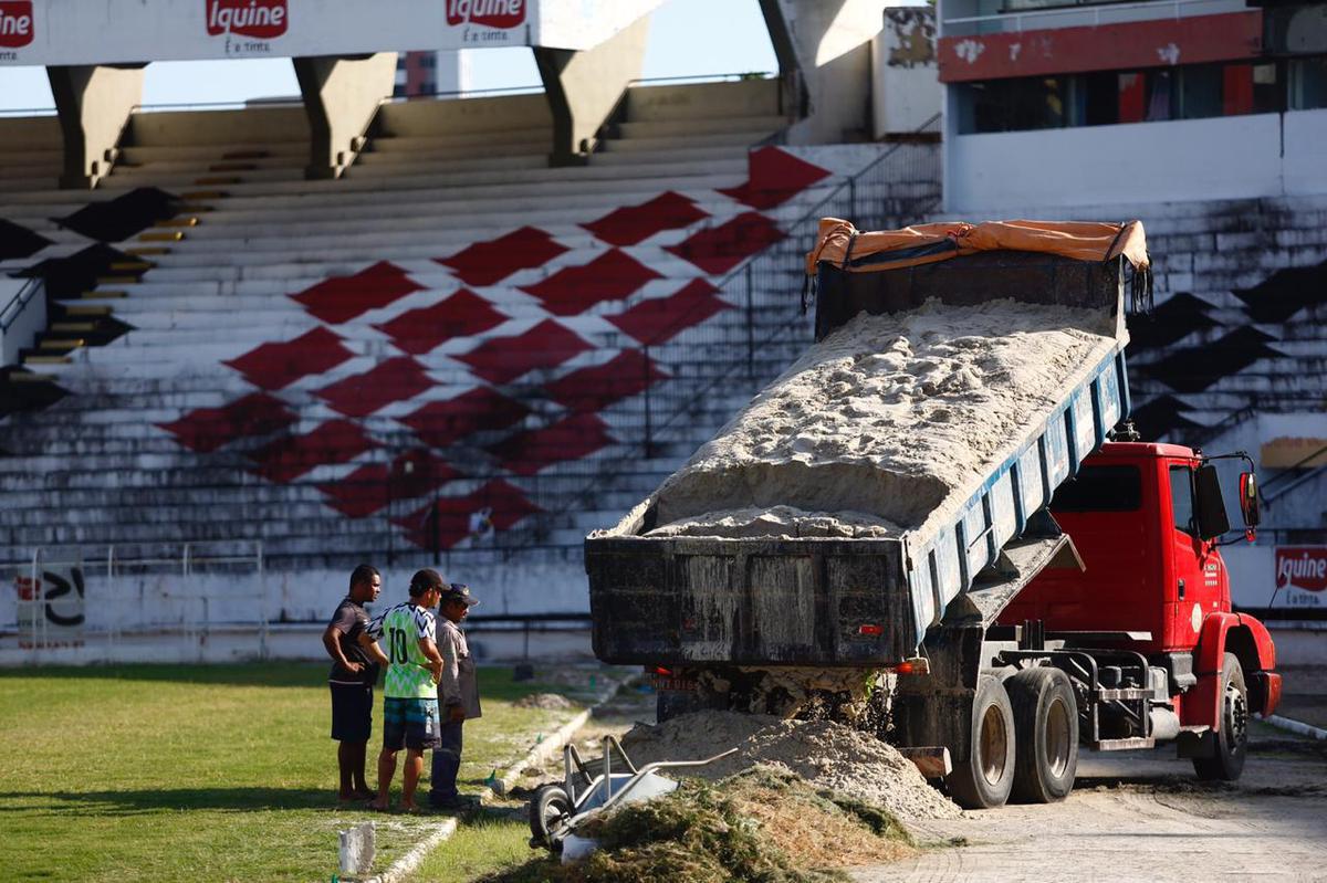 Previso  de que todas as reformas destes setores sejam concludas antes da estreia do Santa Cruz pelo Campeonato Pernambucano, marcada para o dia 18 de janeiro, contra o Petrolina. Reformas dos vestirios, campo e arquibancadas esto sendo bancadas pelo Executivo coral, ao custo de R$500 mil. 