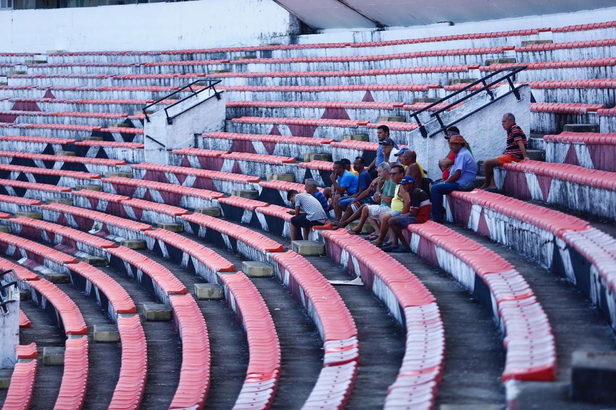 Previso  de que todas as reformas destes setores sejam concludas antes da estreia do Santa Cruz pelo Campeonato Pernambucano, marcada para o dia 18 de janeiro, contra o Petrolina. Reformas dos vestirios, campo e arquibancadas esto sendo bancadas pelo Executivo coral, ao custo de R$500 mil. 