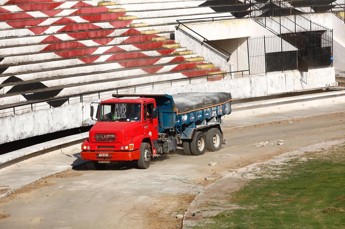 Previso  de que todas as reformas destes setores sejam concludas antes da estreia do Santa Cruz pelo Campeonato Pernambucano, marcada para o dia 18 de janeiro, contra o Petrolina. Reformas dos vestirios, campo e arquibancadas esto sendo bancadas pelo Executivo coral, ao custo de R$500 mil. 