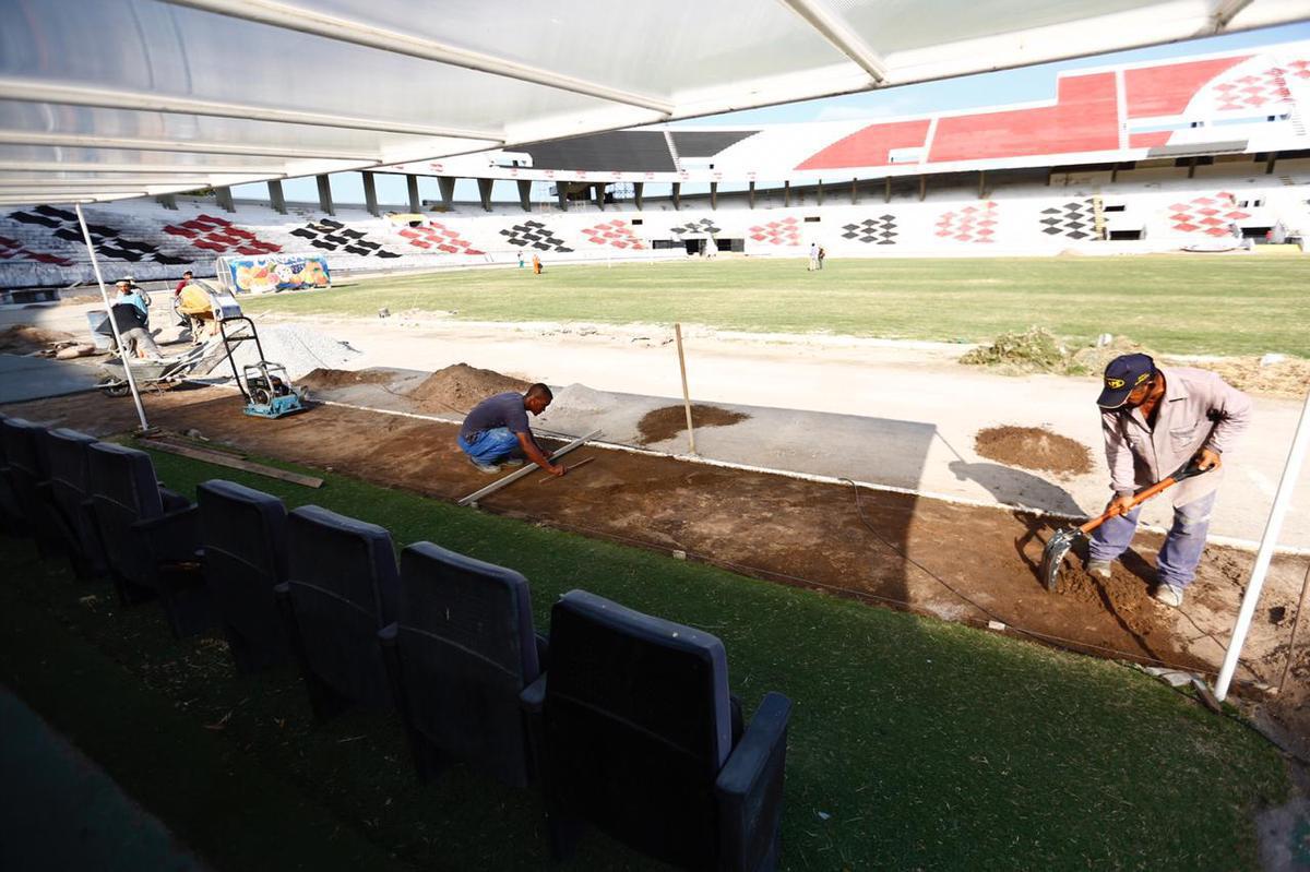 Previso  de que todas as reformas destes setores sejam concludas antes da estreia do Santa Cruz pelo Campeonato Pernambucano, marcada para o dia 18 de janeiro, contra o Petrolina. Reformas dos vestirios, campo e arquibancadas esto sendo bancadas pelo Executivo coral, ao custo de R$500 mil. 