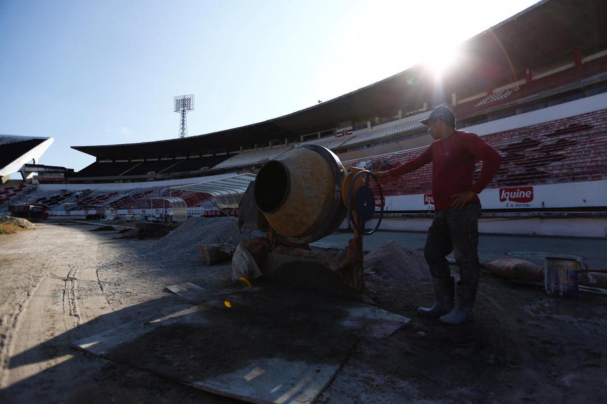 Previso  de que todas as reformas destes setores sejam concludas antes da estreia do Santa Cruz pelo Campeonato Pernambucano, marcada para o dia 18 de janeiro, contra o Petrolina. Reformas dos vestirios, campo e arquibancadas esto sendo bancadas pelo Executivo coral, ao custo de R$500 mil. 