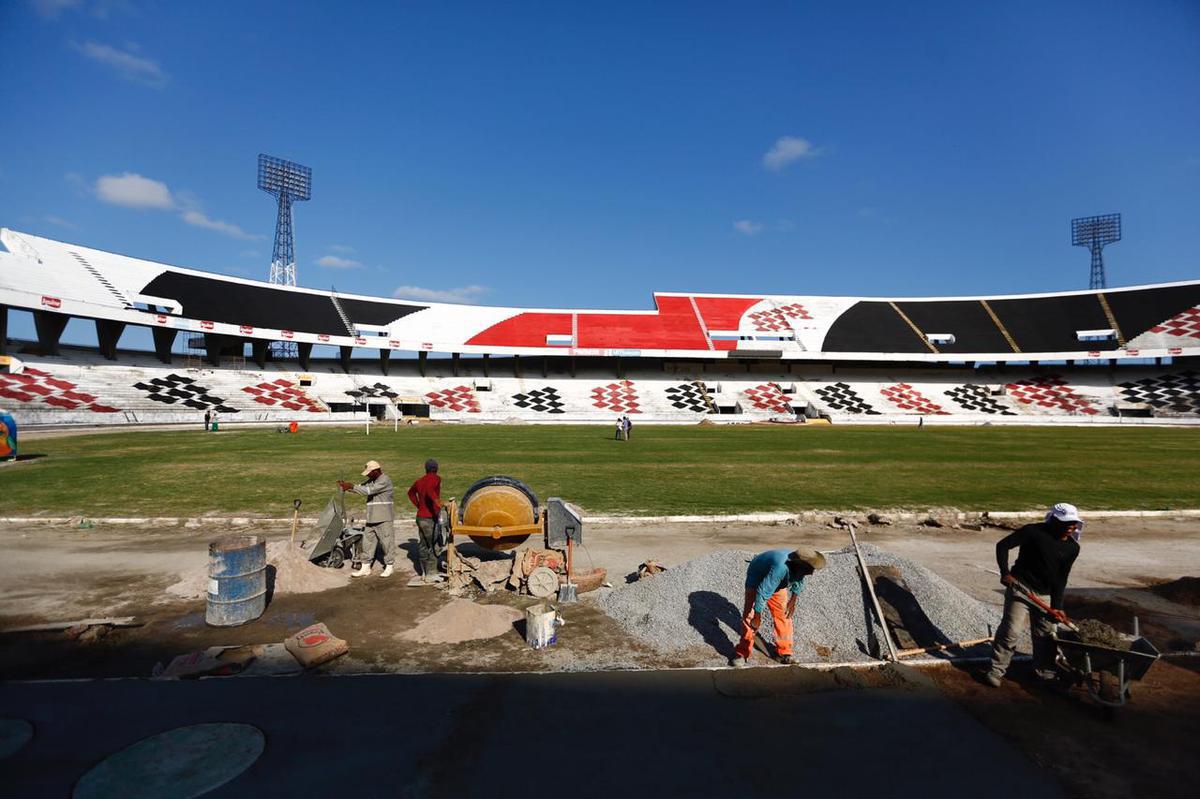 Previso  de que todas as reformas destes setores sejam concludas antes da estreia do Santa Cruz pelo Campeonato Pernambucano, marcada para o dia 18 de janeiro, contra o Petrolina. Reformas dos vestirios, campo e arquibancadas esto sendo bancadas pelo Executivo coral, ao custo de R$500 mil. 