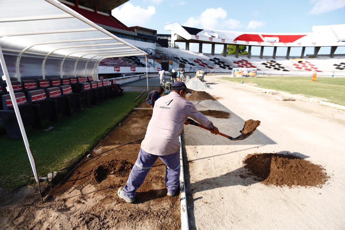 Previso  de que todas as reformas destes setores sejam concludas antes da estreia do Santa Cruz pelo Campeonato Pernambucano, marcada para o dia 18 de janeiro, contra o Petrolina. Reformas dos vestirios, campo e arquibancadas esto sendo bancadas pelo Executivo coral, ao custo de R$500 mil. 