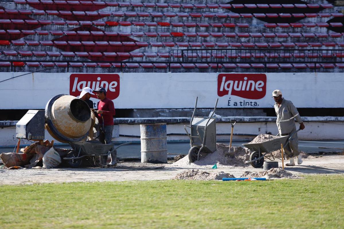 Previso  de que todas as reformas destes setores sejam concludas antes da estreia do Santa Cruz pelo Campeonato Pernambucano, marcada para o dia 18 de janeiro, contra o Petrolina. Reformas dos vestirios, campo e arquibancadas esto sendo bancadas pelo Executivo coral, ao custo de R$500 mil. 