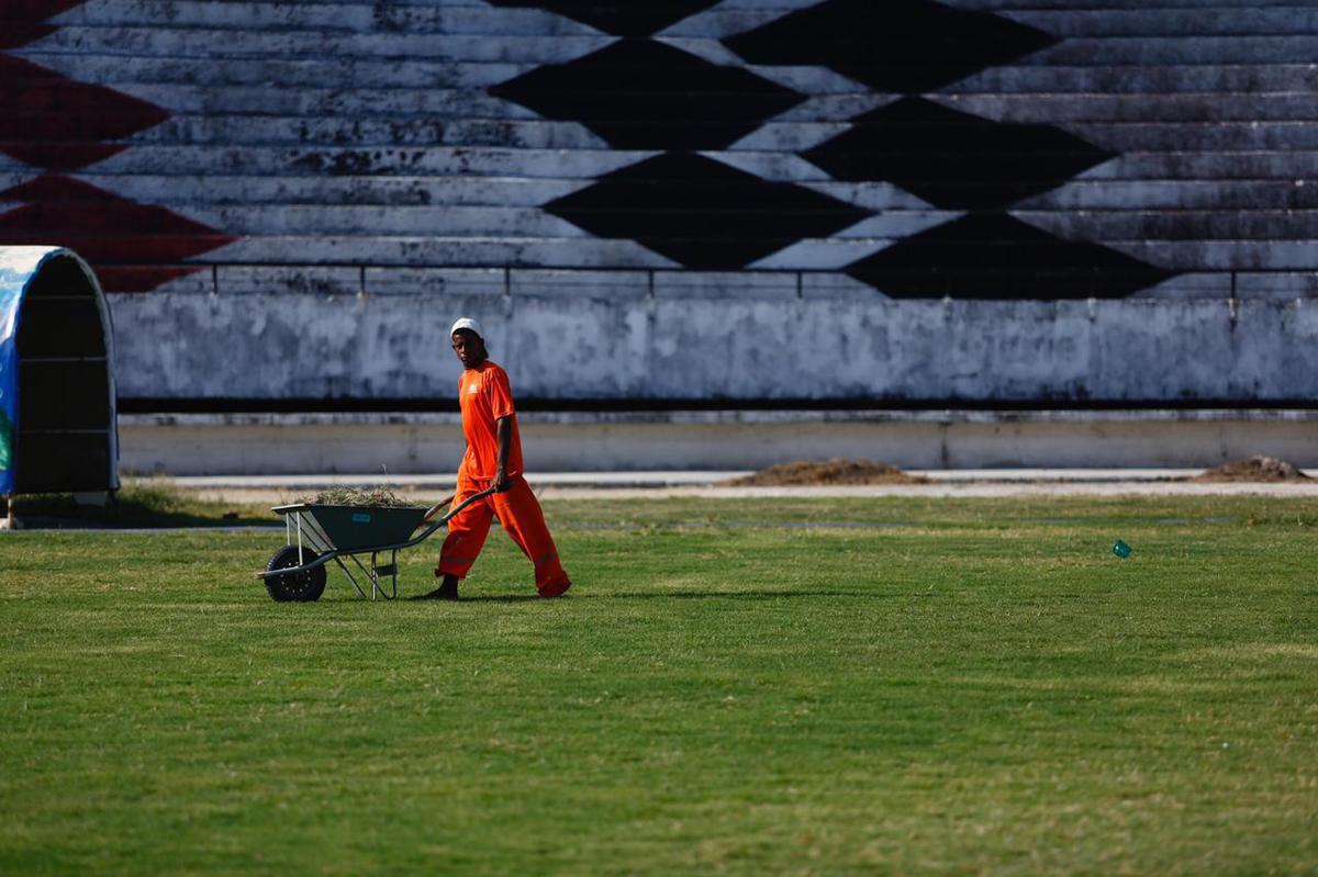 Previso  de que todas as reformas destes setores sejam concludas antes da estreia do Santa Cruz pelo Campeonato Pernambucano, marcada para o dia 18 de janeiro, contra o Petrolina. Reformas dos vestirios, campo e arquibancadas esto sendo bancadas pelo Executivo coral, ao custo de R$500 mil. 