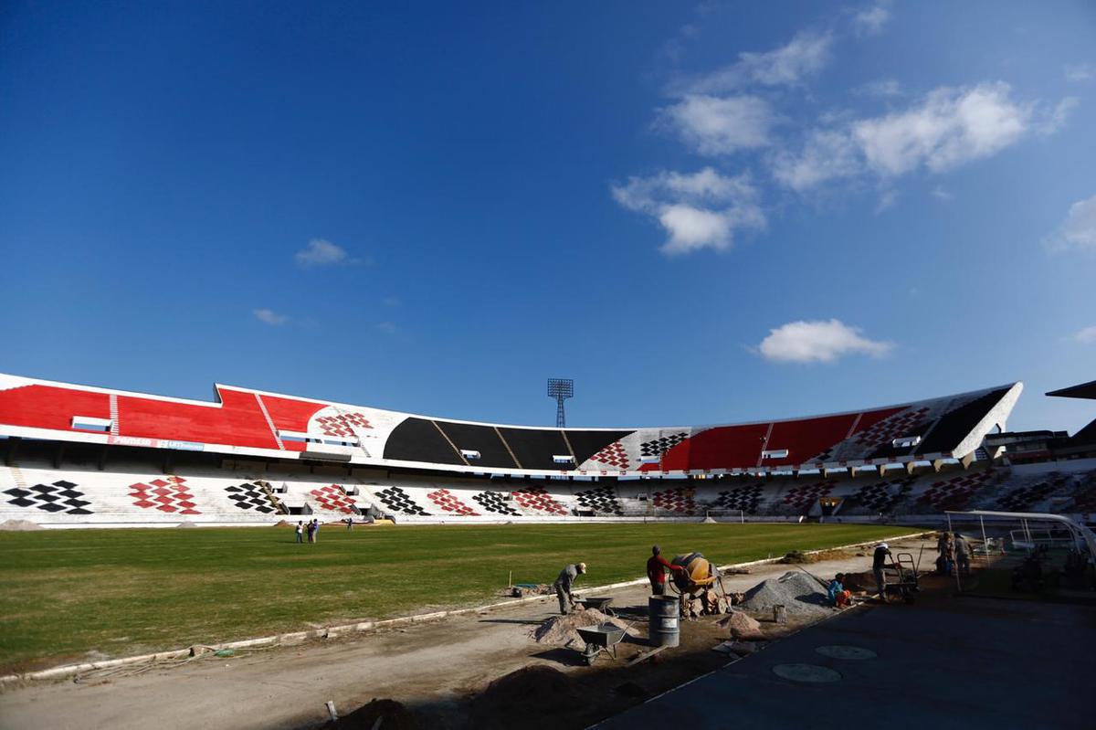 Previso  de que todas as reformas destes setores sejam concludas antes da estreia do Santa Cruz pelo Campeonato Pernambucano, marcada para o dia 18 de janeiro, contra o Petrolina. Reformas dos vestirios, campo e arquibancadas esto sendo bancadas pelo Executivo coral, ao custo de R$500 mil. 