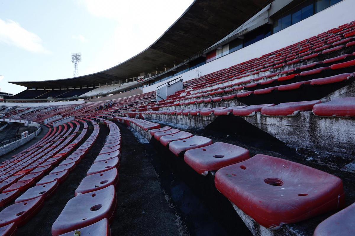 Previso  de que todas as reformas destes setores sejam concludas antes da estreia do Santa Cruz pelo Campeonato Pernambucano, marcada para o dia 18 de janeiro, contra o Petrolina. Reformas dos vestirios, campo e arquibancadas esto sendo bancadas pelo Executivo coral, ao custo de R$500 mil. 