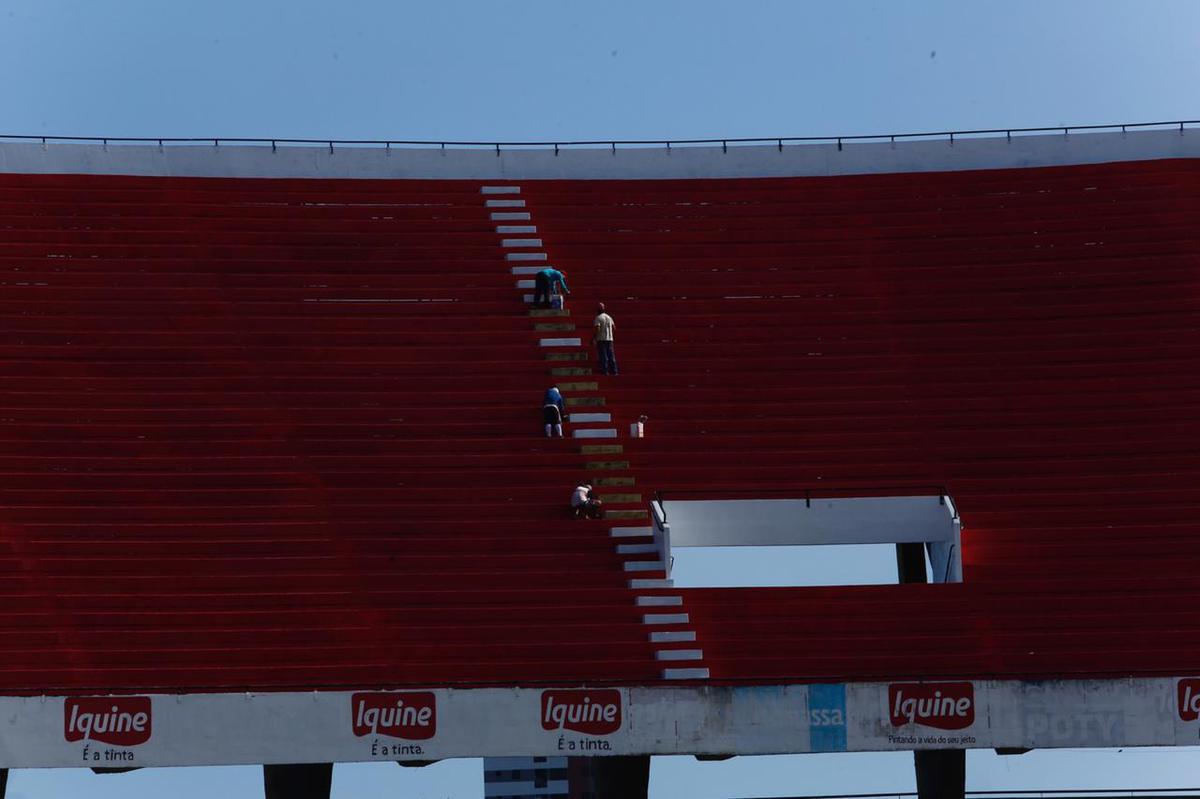 Previso  de que todas as reformas destes setores sejam concludas antes da estreia do Santa Cruz pelo Campeonato Pernambucano, marcada para o dia 18 de janeiro, contra o Petrolina. Reformas dos vestirios, campo e arquibancadas esto sendo bancadas pelo Executivo coral, ao custo de R$500 mil. 