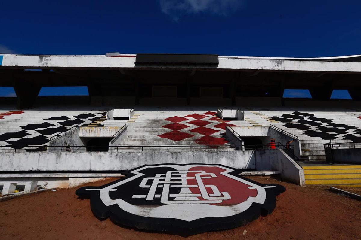 Previso  de que todas as reformas destes setores sejam concludas antes da estreia do Santa Cruz pelo Campeonato Pernambucano, marcada para o dia 18 de janeiro, contra o Petrolina. Reformas dos vestirios, campo e arquibancadas esto sendo bancadas pelo Executivo coral, ao custo de R$500 mil. 