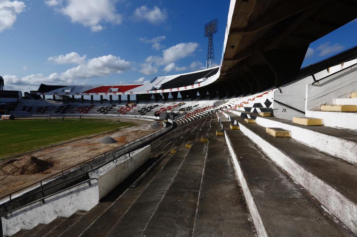Previso  de que todas as reformas destes setores sejam concludas antes da estreia do Santa Cruz pelo Campeonato Pernambucano, marcada para o dia 18 de janeiro, contra o Petrolina. Reformas dos vestirios, campo e arquibancadas esto sendo bancadas pelo Executivo coral, ao custo de R$500 mil. 