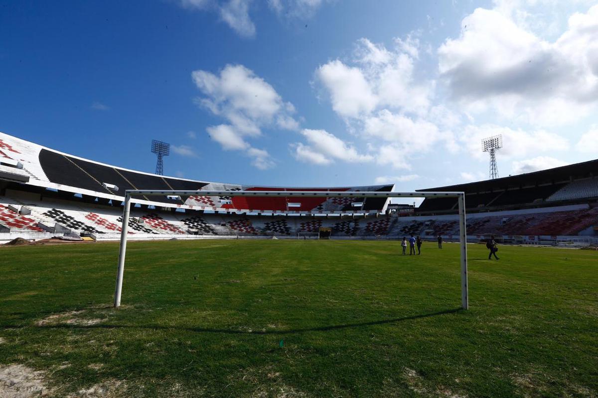 Previso  de que todas as reformas destes setores sejam concludas antes da estreia do Santa Cruz pelo Campeonato Pernambucano, marcada para o dia 18 de janeiro, contra o Petrolina. Reformas dos vestirios, campo e arquibancadas esto sendo bancadas pelo Executivo coral, ao custo de R$500 mil. 