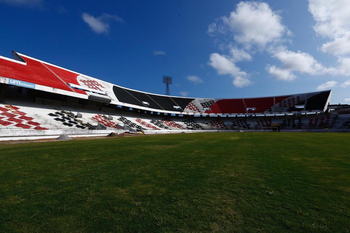 Previso  de que todas as reformas destes setores sejam concludas antes da estreia do Santa Cruz pelo Campeonato Pernambucano, marcada para o dia 18 de janeiro, contra o Petrolina. Reformas dos vestirios, campo e arquibancadas esto sendo bancadas pelo Executivo coral, ao custo de R$500 mil. 