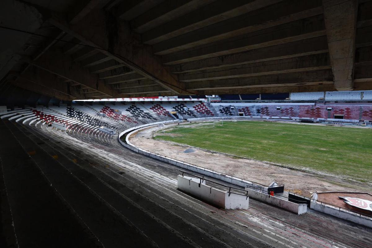 Previso  de que todas as reformas destes setores sejam concludas antes da estreia do Santa Cruz pelo Campeonato Pernambucano, marcada para o dia 18 de janeiro, contra o Petrolina. Reformas dos vestirios, campo e arquibancadas esto sendo bancadas pelo Executivo coral, ao custo de R$500 mil. 