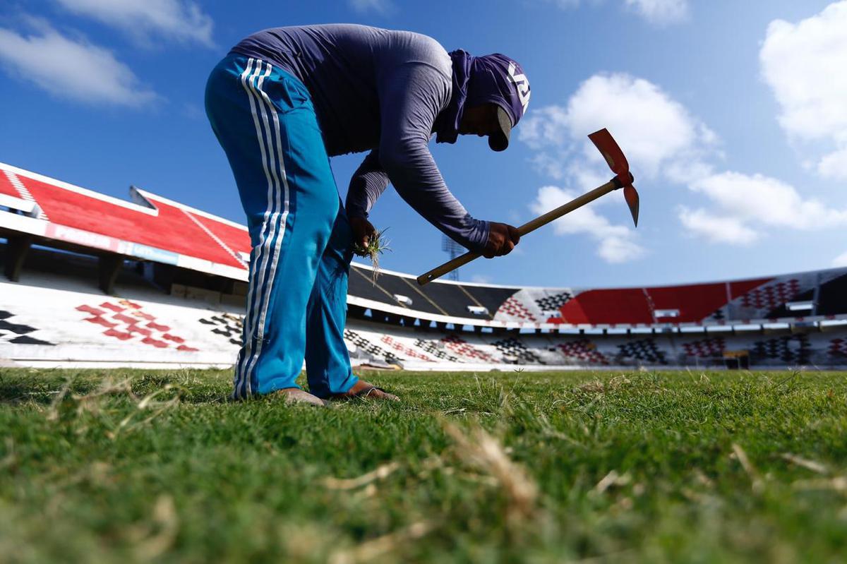 Previso  de que todas as reformas destes setores sejam concludas antes da estreia do Santa Cruz pelo Campeonato Pernambucano, marcada para o dia 18 de janeiro, contra o Petrolina. Reformas dos vestirios, campo e arquibancadas esto sendo bancadas pelo Executivo coral, ao custo de R$500 mil. 