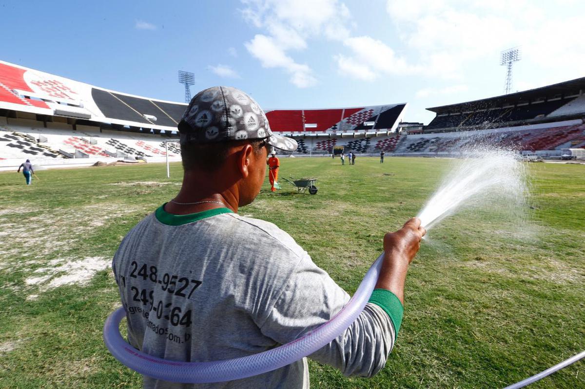 Previso  de que todas as reformas destes setores sejam concludas antes da estreia do Santa Cruz pelo Campeonato Pernambucano, marcada para o dia 18 de janeiro, contra o Petrolina. Reformas dos vestirios, campo e arquibancadas esto sendo bancadas pelo Executivo coral, ao custo de R$500 mil. 