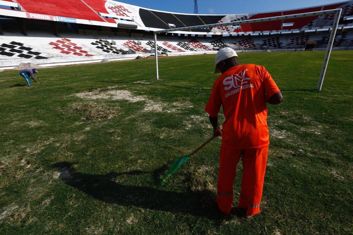 Previso  de que todas as reformas destes setores sejam concludas antes da estreia do Santa Cruz pelo Campeonato Pernambucano, marcada para o dia 18 de janeiro, contra o Petrolina. Reformas dos vestirios, campo e arquibancadas esto sendo bancadas pelo Executivo coral, ao custo de R$500 mil. 