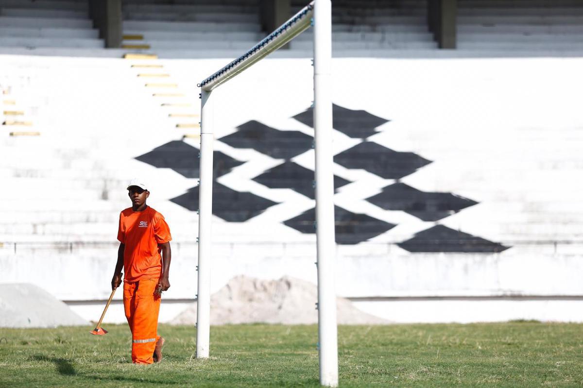 Previso  de que todas as reformas destes setores sejam concludas antes da estreia do Santa Cruz pelo Campeonato Pernambucano, marcada para o dia 18 de janeiro, contra o Petrolina. Reformas dos vestirios, campo e arquibancadas esto sendo bancadas pelo Executivo coral, ao custo de R$500 mil. 