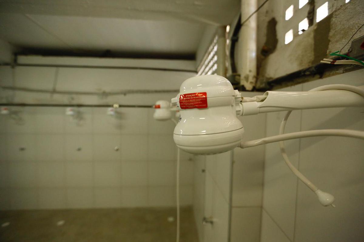 Previso  de que todas as reformas destes setores sejam concludas antes da estreia do Santa Cruz pelo Campeonato Pernambucano, marcada para o dia 18 de janeiro, contra o Petrolina. Reformas dos vestirios, campo e arquibancadas esto sendo bancadas pelo Executivo coral, ao custo de R$500 mil. 