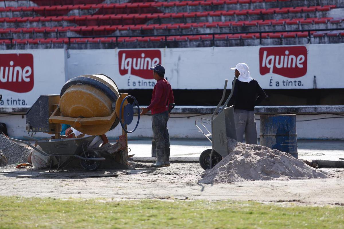 Previso  de que todas as reformas destes setores sejam concludas antes da estreia do Santa Cruz pelo Campeonato Pernambucano, marcada para o dia 18 de janeiro, contra o Petrolina. Reformas dos vestirios, campo e arquibancadas esto sendo bancadas pelo Executivo coral, ao custo de R$500 mil. 