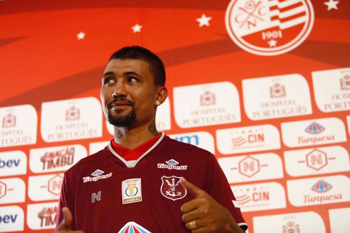 Atacante Kieza foi apresentado em sua terceira passagem no Nutico. Chegando ao clube como maior contratao alvirrubra da temporada, ele vestir a camisa 9 do Timbu.