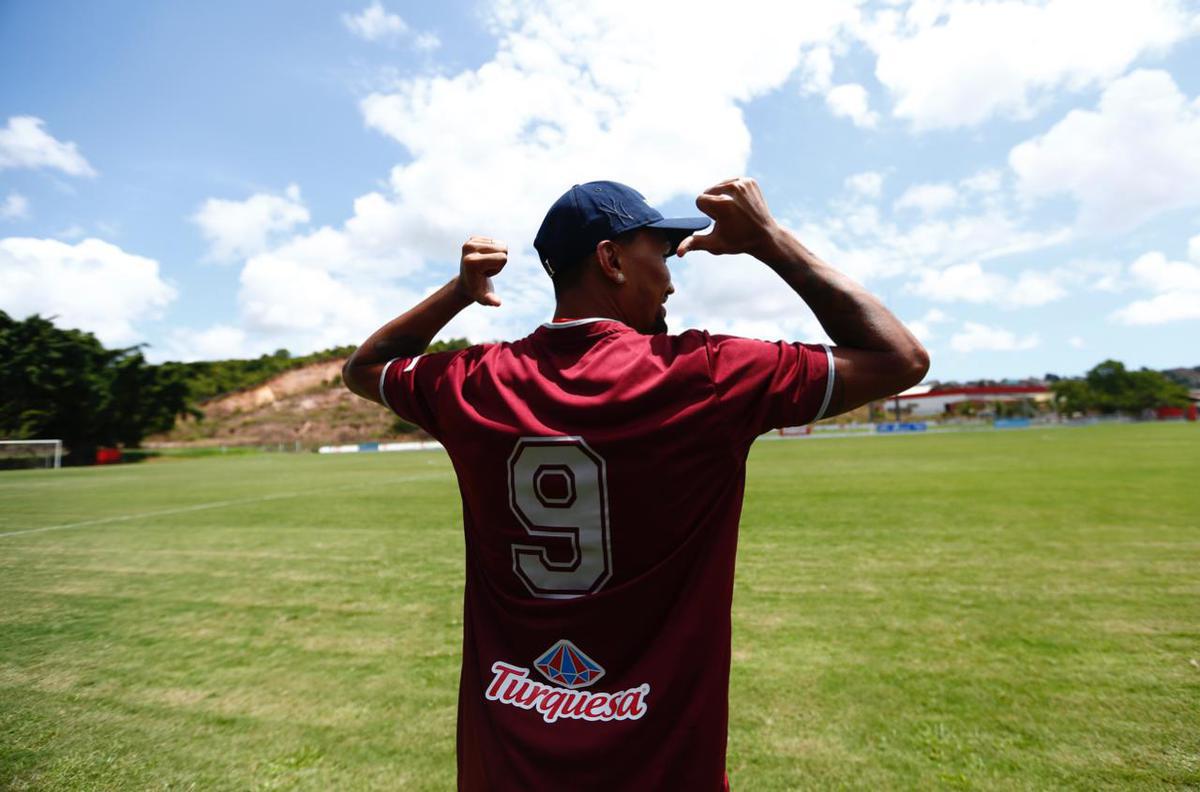 Atacante Kieza foi apresentado em sua terceira passagem no Nutico. Chegando ao clube como maior contratao alvirrubra da temporada, ele vestir a camisa 9 do Timbu.