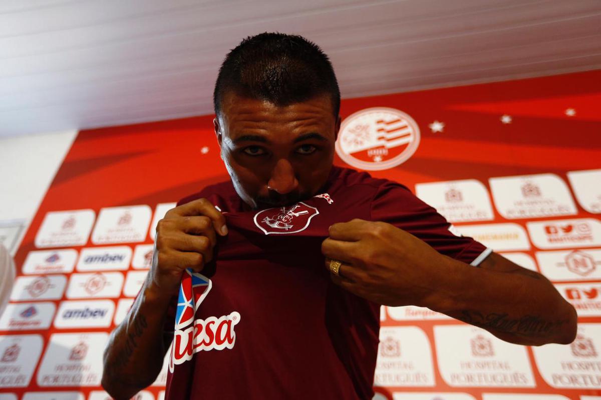 Atacante Kieza foi apresentado em sua terceira passagem no Nutico. Chegando ao clube como maior contratao alvirrubra da temporada, ele vestir a camisa 9 do Timbu.