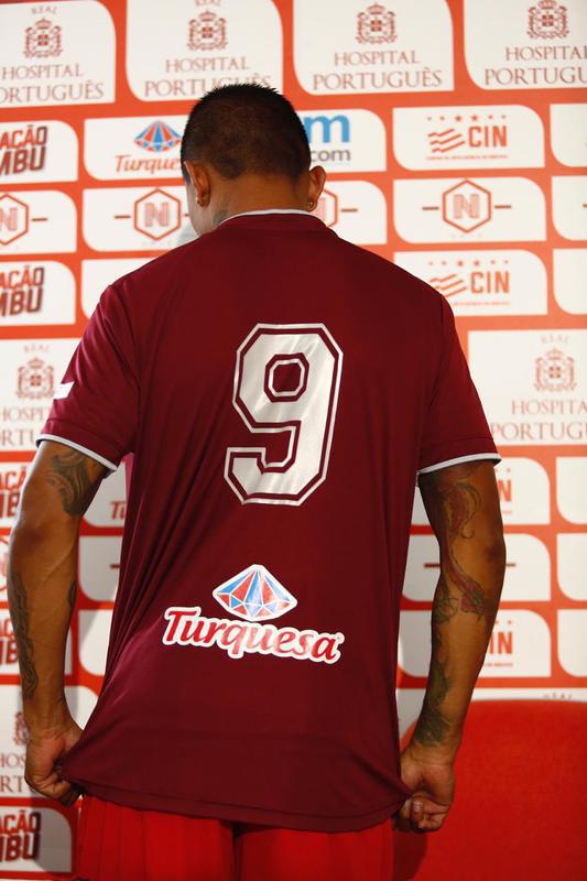 Atacante Kieza foi apresentado em sua terceira passagem no Nutico. Chegando ao clube como maior contratao alvirrubra da temporada, ele vestir a camisa 9 do Timbu.