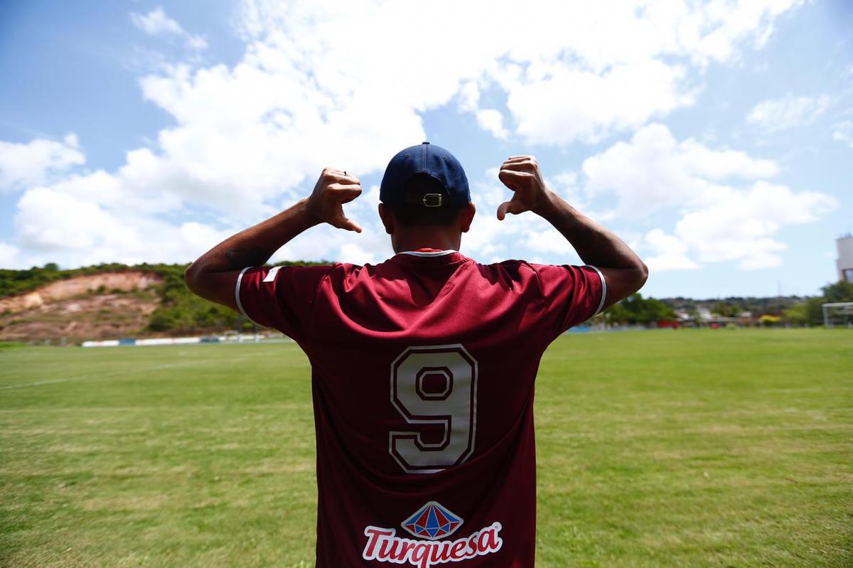 Atacante Kieza foi apresentado em sua terceira passagem no Nutico. Chegando ao clube como maior contratao alvirrubra da temporada, ele vestir a camisa 9 do Timbu.