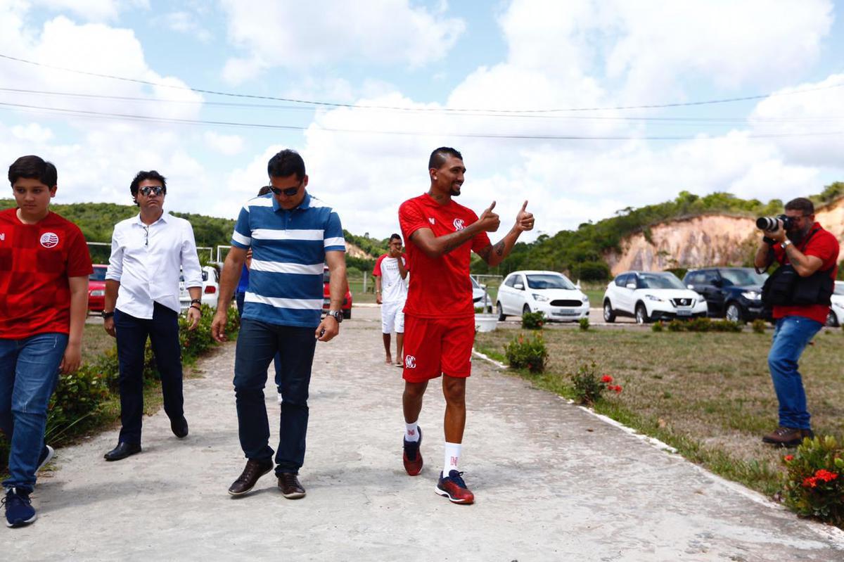 Atacante Kieza foi apresentado em sua terceira passagem no Nutico. Chegando ao clube como maior contratao alvirrubra da temporada, ele vestir a camisa 9 do Timbu.