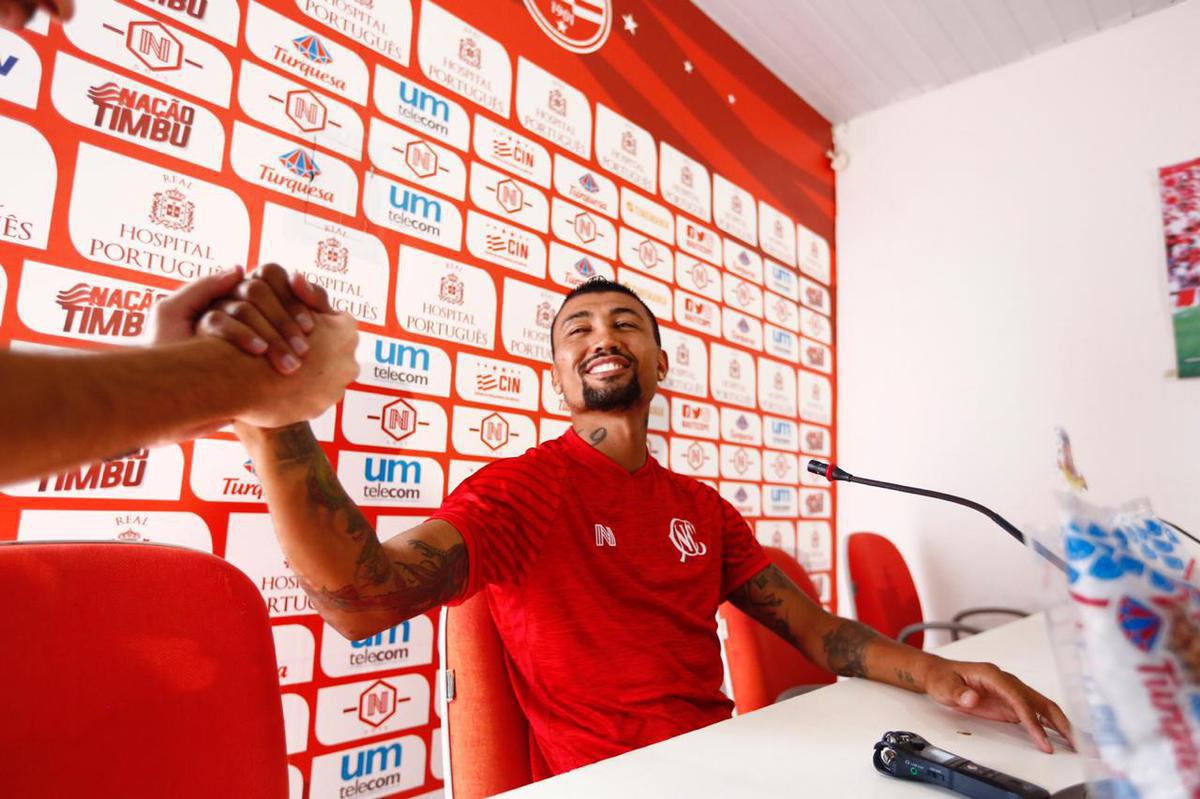 Atacante Kieza foi apresentado em sua terceira passagem no Nutico. Chegando ao clube como maior contratao alvirrubra da temporada, ele vestir a camisa 9 do Timbu.